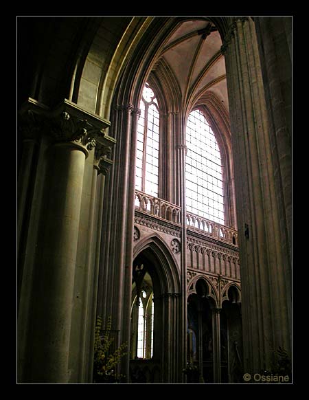 L'Arche de Bronze Paisible et Sereine Dévoile l'Audace de la Folie Humaine. De la Voûte d'Ogives Elancées, Jaillit un Désir d'Eternité.