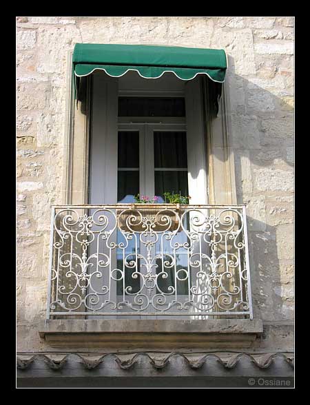 J'ouvre les Yeux, Espoir de Sortir du Noir, des Fleurs au Balcon.