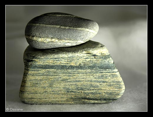 Noyaux Frangés de Blanc, Galets Façonnés par le Temps, Etreinte de Deux Amants, Source d'Apaisement, Rondeur des Pierres Polies, Douceur des Corps Assoupis, Fécondité de la Vie.