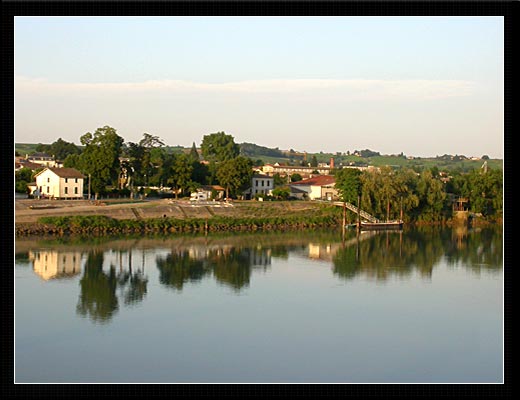 Le Fleuve Dévide son Voile d'Organdi, Il Caresse les Rives Endormies, Il Emporte les Secrets de nos Vies, Reflets de nos Désirs Inassouvis, Il les Fait Tomber dans l'Oubli.